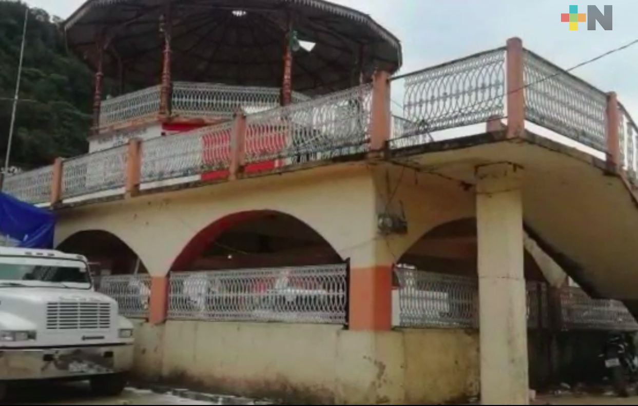 Denuncian abandono y falta de mantenimiento de quiosco de Ilamatlán
