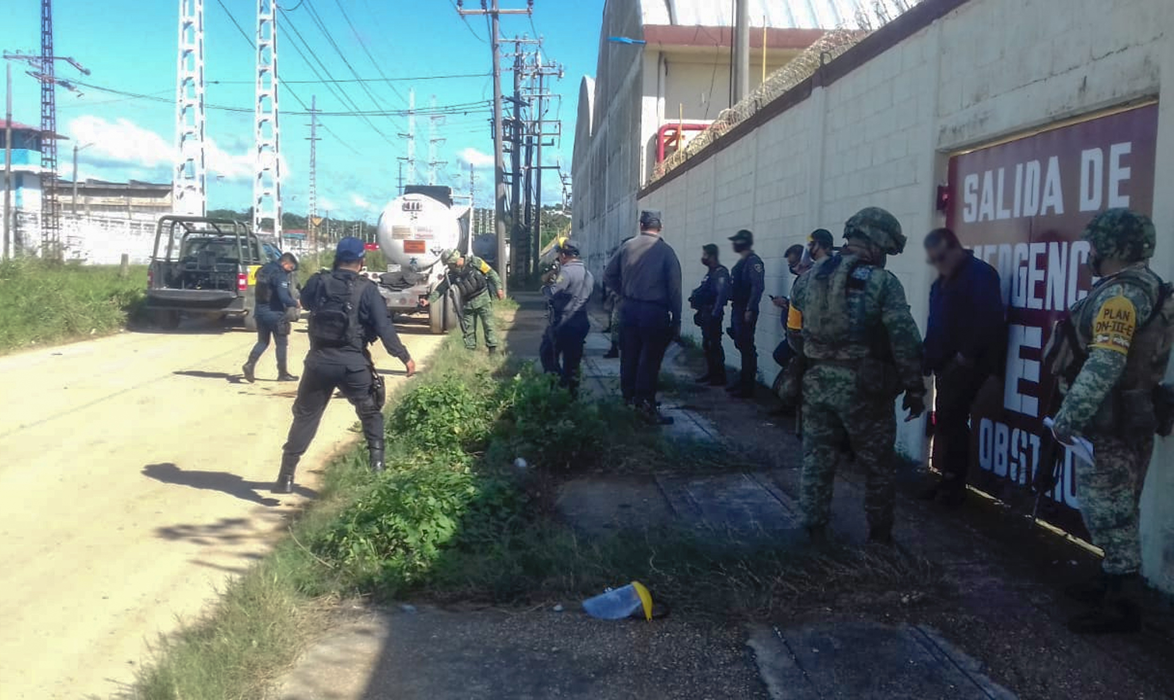 Elemento del IPAX se enfrenta a hombres armados y evita el robo de tracto camión, en Coatzacoalcos