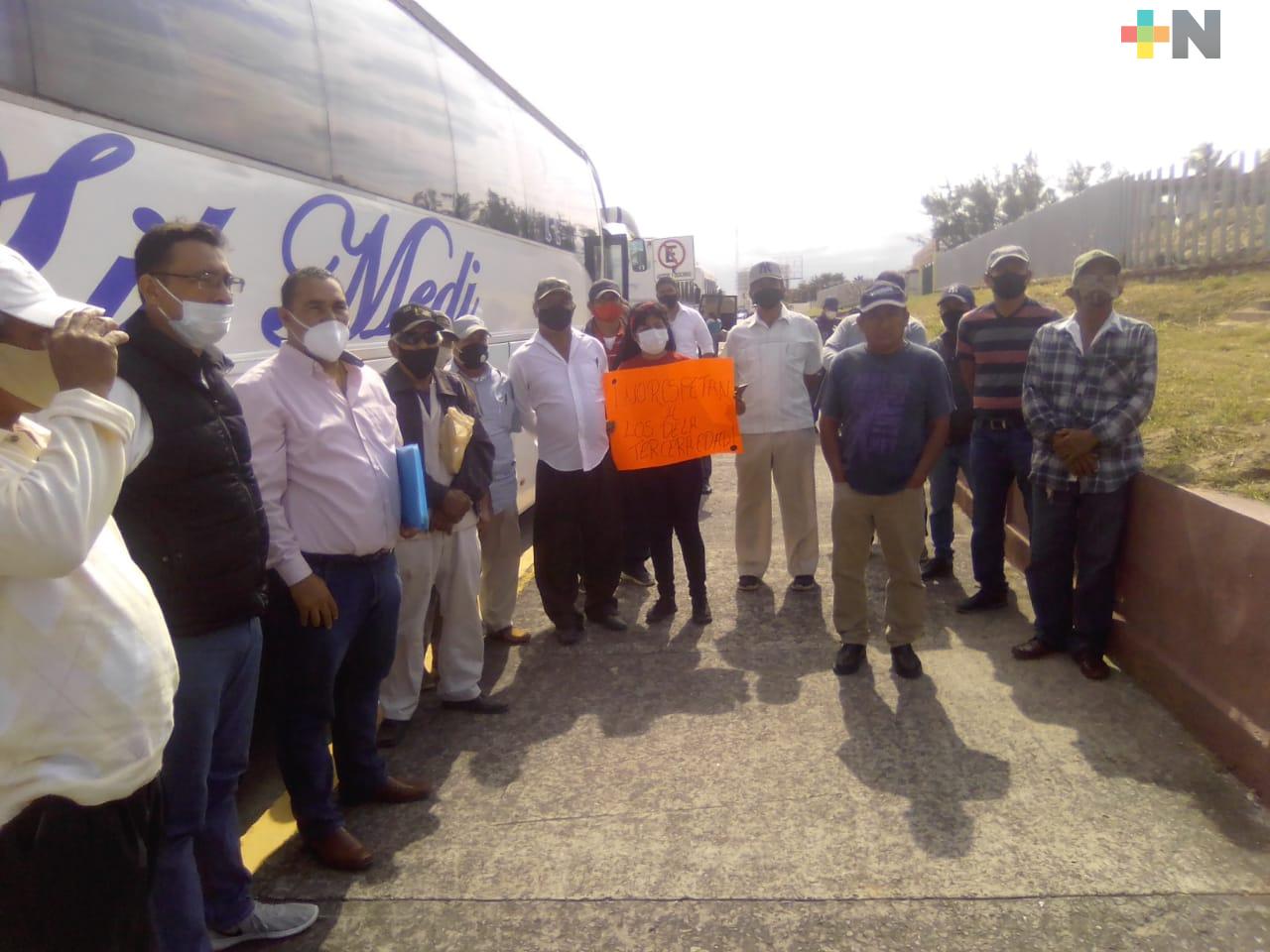 Piden autorización para abrir ruta de transporte a colonia de Medellín de Bravo