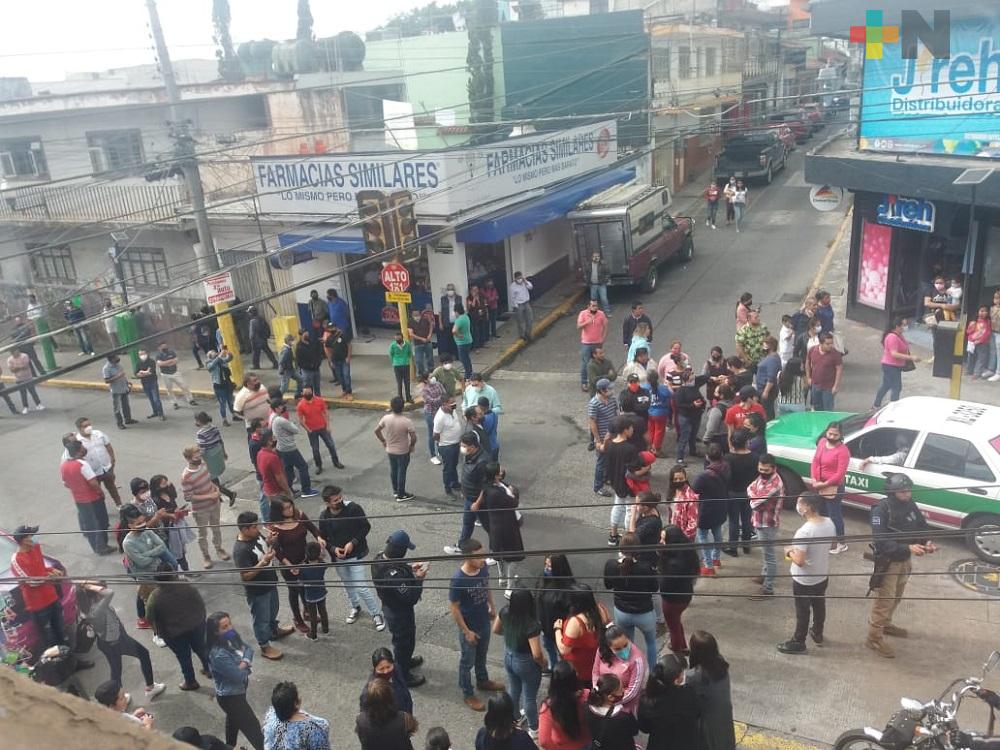Locatarios de Plaza Clavijero bloquean vialidad en centro de Xalapa