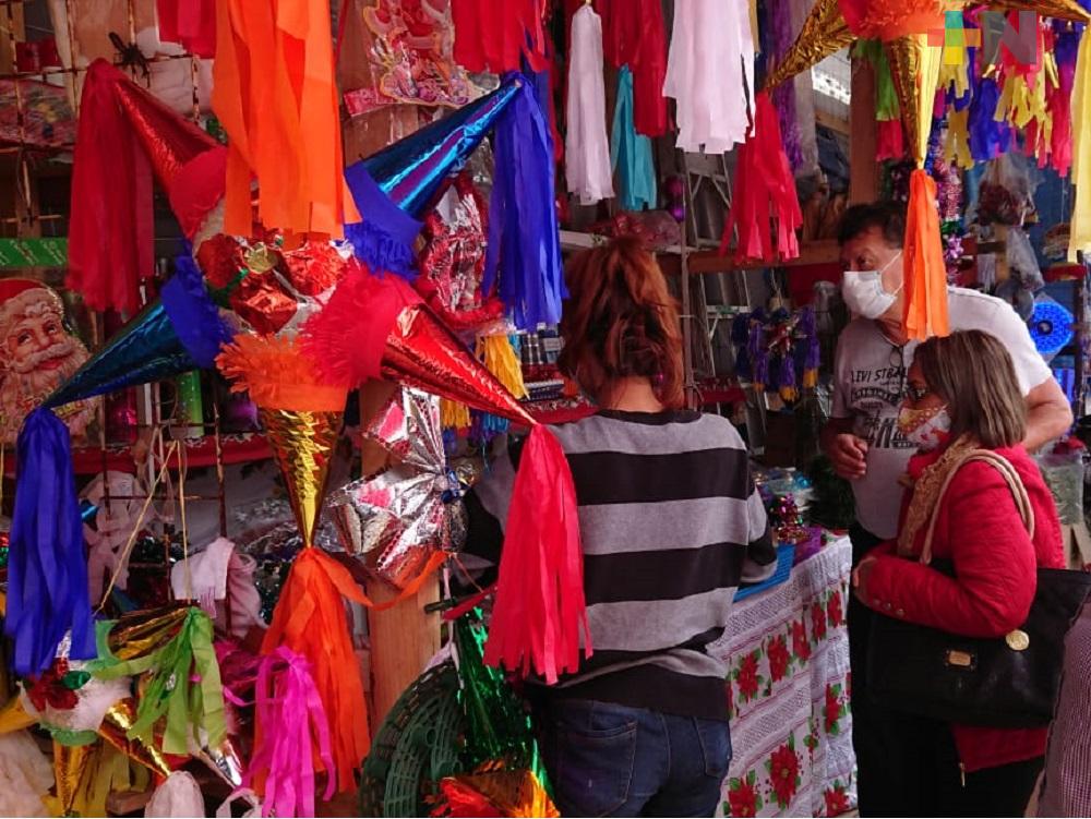 Locatarios de Mercado Coatzacoalcos se instalan en calles para vender productos navideños