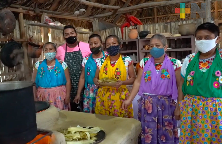 Invitan a consumir la comida tradicional de Papantla preparada por las Mujeres de Humo