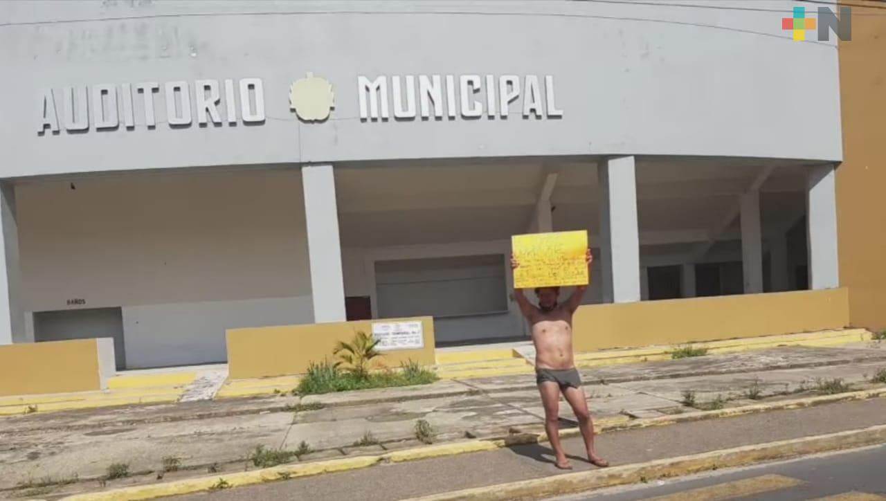 Trabajador de Pemex se manifestó semidesnudo frente a sindicato; solicita apoyo