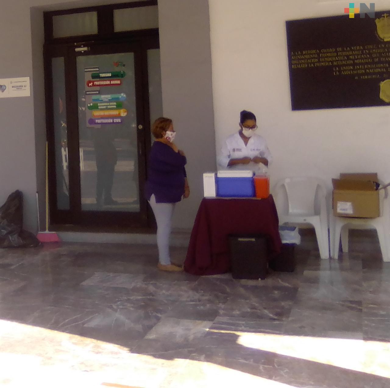 Continúa aplicación de vacuna contra influenza en Centro de Salud de Boca y bajos del palacio municipal de Veracruz