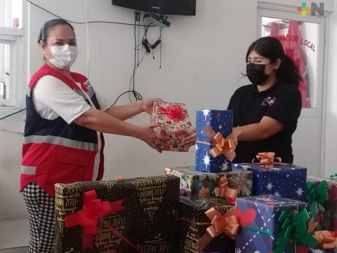 Paramédicos de la Cruz Roja Mexicana en Coatzacoalcos recibieron regalos