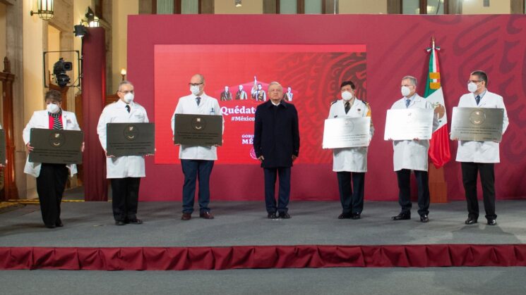 Presidente entrega Condecoración Miguel Hidalgo a personal de hospitales Covid