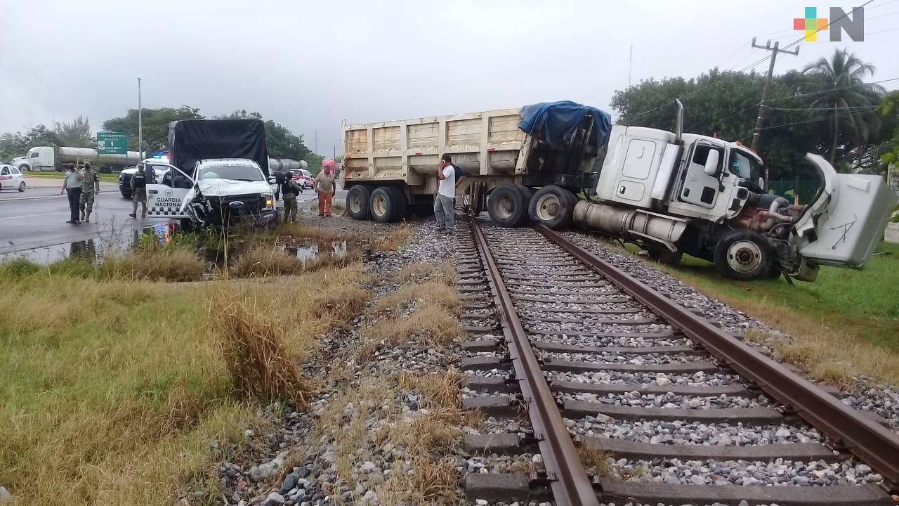 Trailer termina sobre vías de tren tras impactarse contra camioneta de la GN