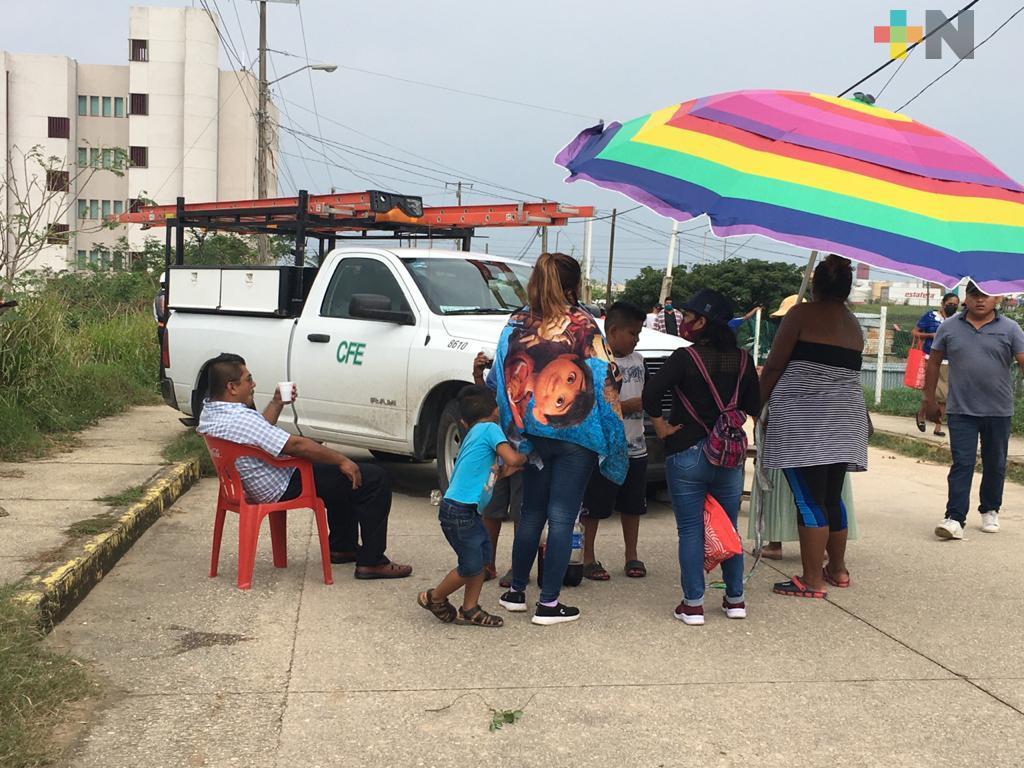 Se manifiestan por corte de energía eléctrica en la colonia Ampliación Santa María de Coatzacoalcos