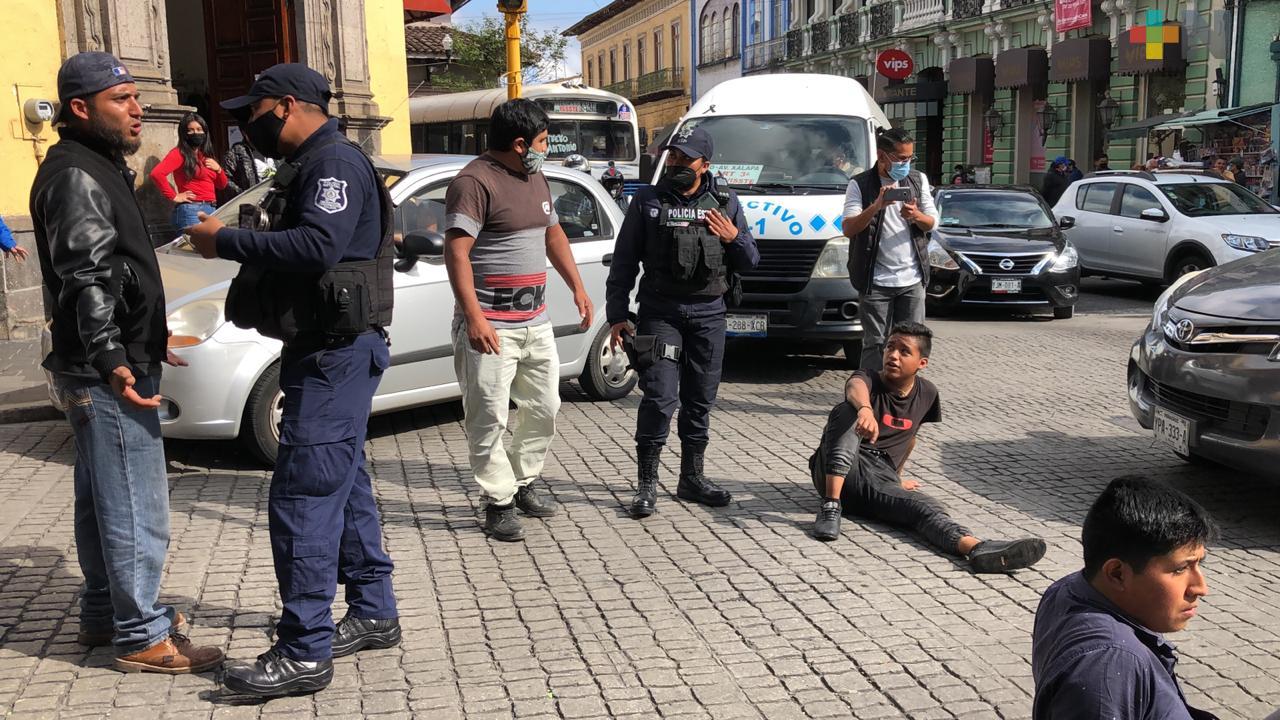 Vendedores bloquean centro de Xalapa en protesta al decomiso de pirotecnia