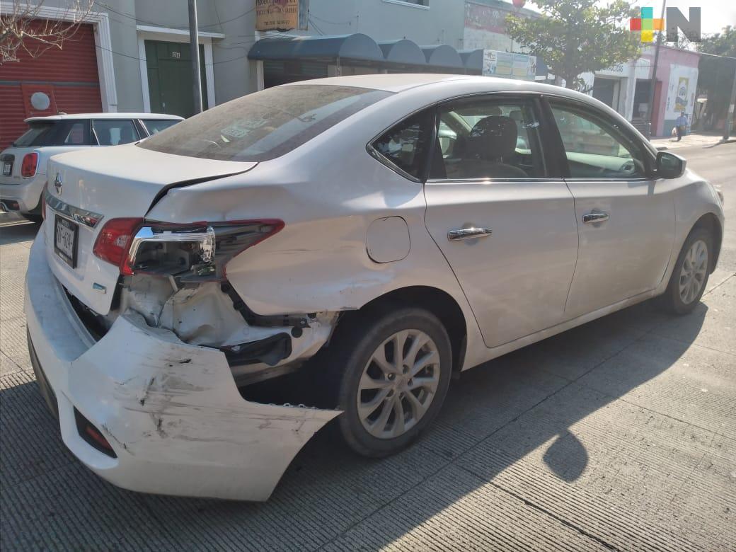 Semáforos sin funcionar causan accidente vial entre camión urbano y auto particular