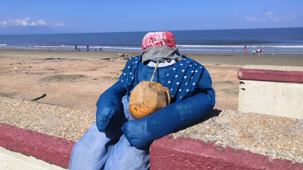 Con el tradicional «viejo», vendedor de cocos recuerda a mujeres víctimas de cáncer