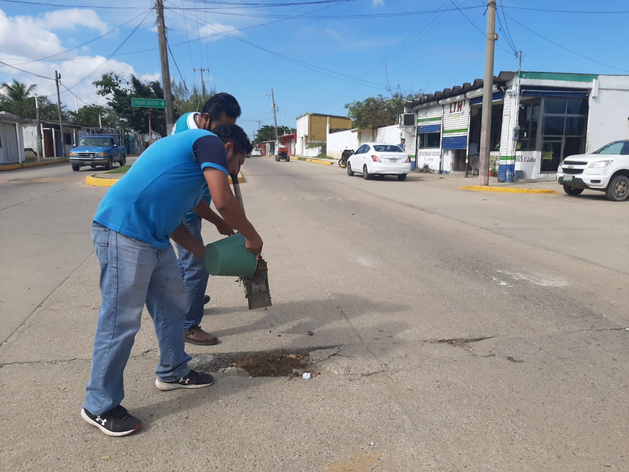 Taxistas taparon baches en Villa Allende, municipio de Coatzacoalcos