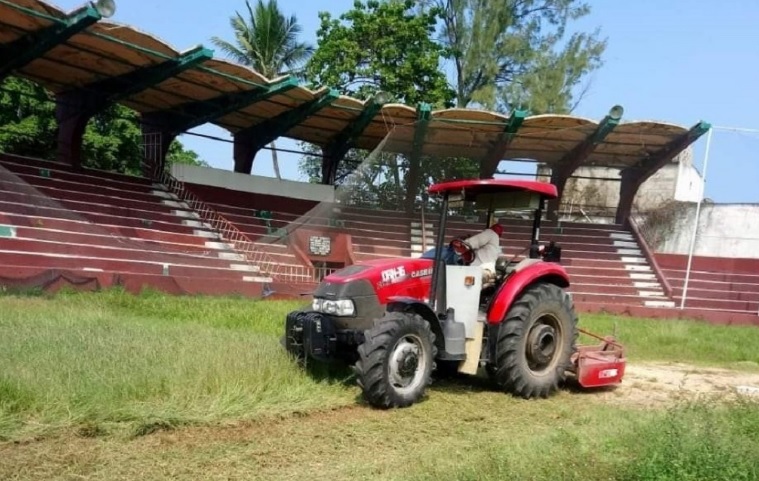 Brindan mantenimiento del campo de beisbol “Miguel Alemán”