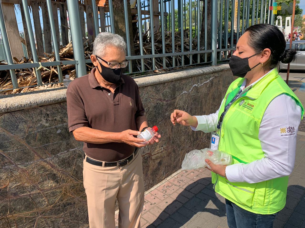 Salud aplica campaña de concientización afuera de iglesias de Coatzacoalcos