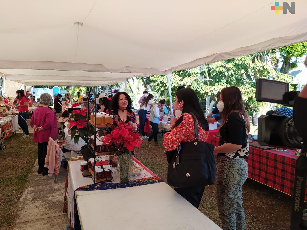 Emprendedores agradecen apoyo estatal al dar facilidades para ofrecer productos en parque Doña Falla