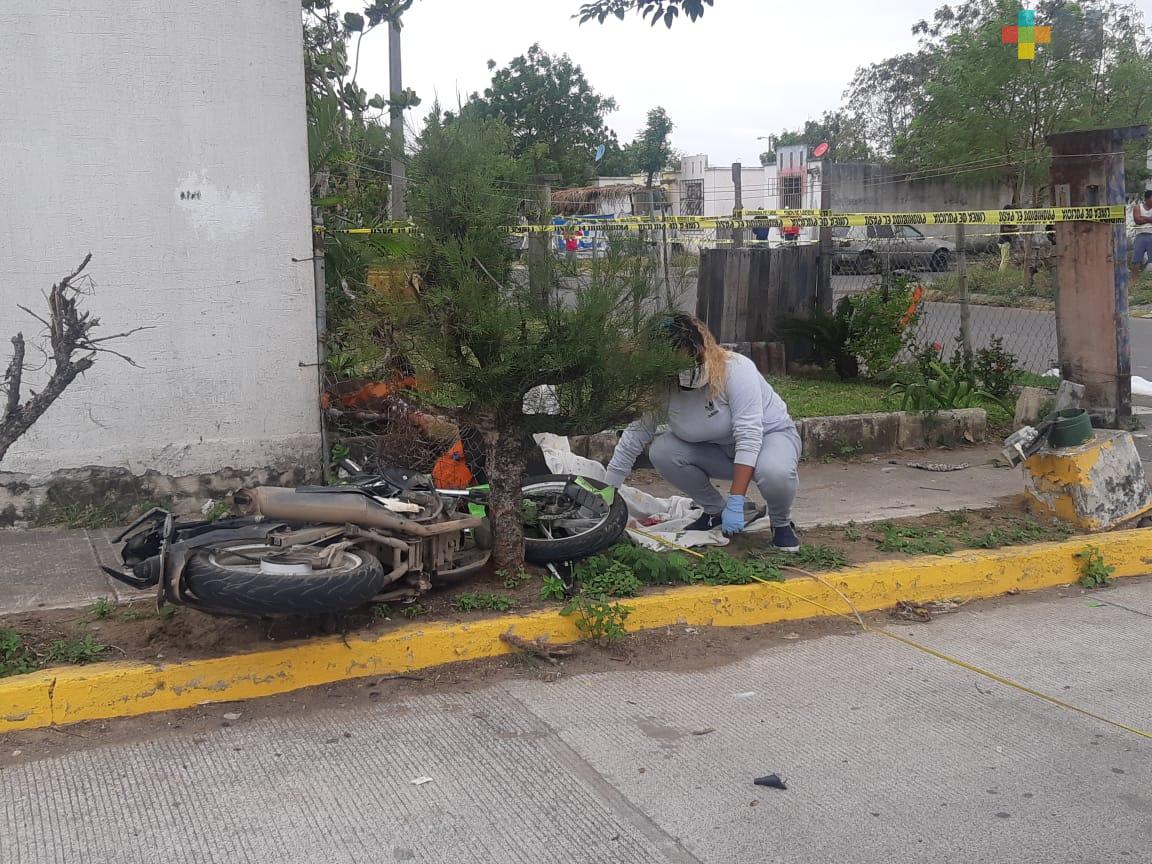 Dos jóvenes fallecen al chocar su motocicleta en árbol, en Medellín