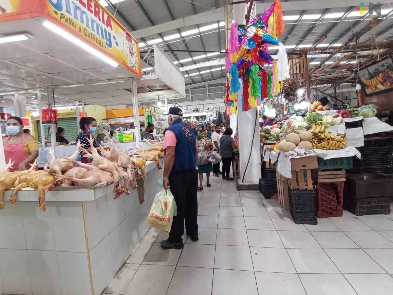 Horas antes de la cena navideña, hacen compras en mercados de Coatzacoalcos