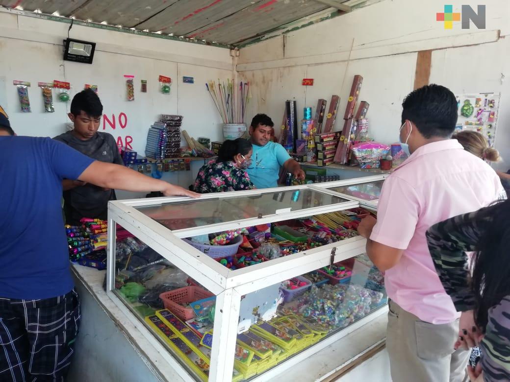 Desde temprana hora, personas llegaron al mercado de cohetes en Coatzacoalcos