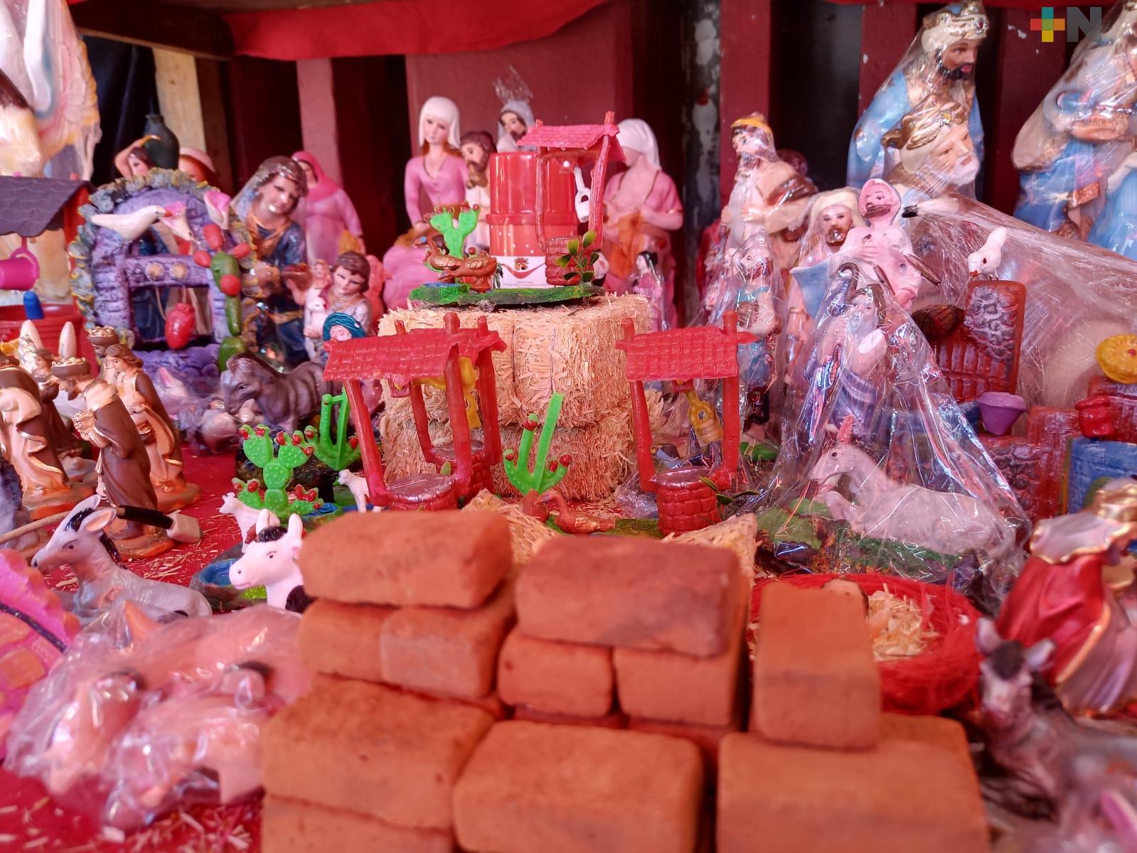 Venta de artículos navideños se mantiene a las afueras del mercado Coatzacoalcos