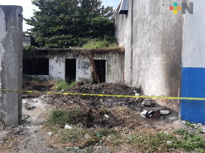 Hallan a una persona sin vida en lote abandonado de Veracruz