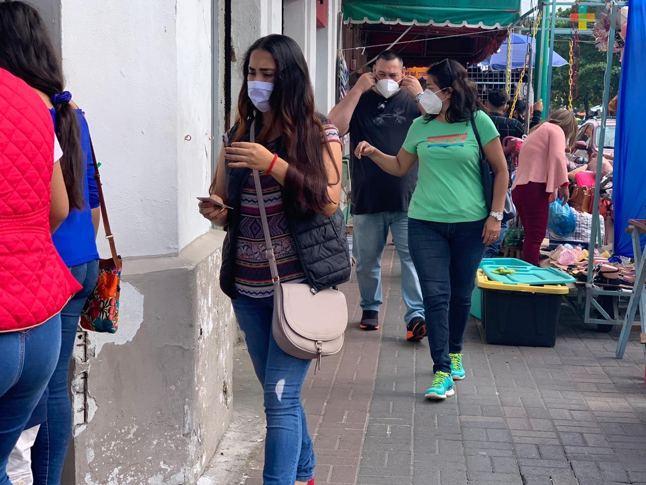 Personas hacen compras de último momento sin guardar distancia en Coatzacoalcos