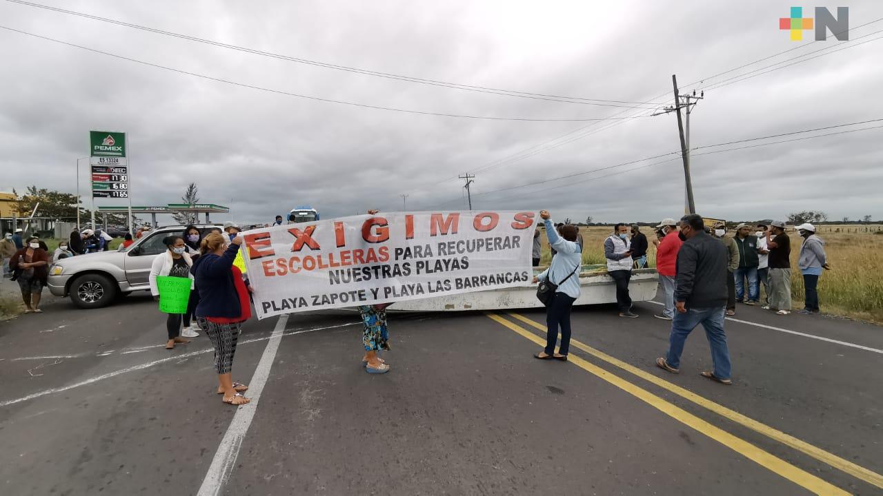 Bloquean carretera, piden construcción de rompeolas en playas del municipio de Alvarado