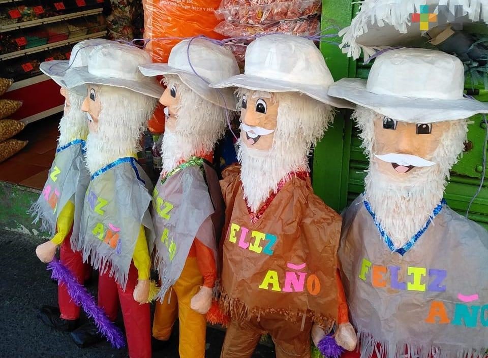 Romper piñatas de “viejitos”, una opción para terminar el año