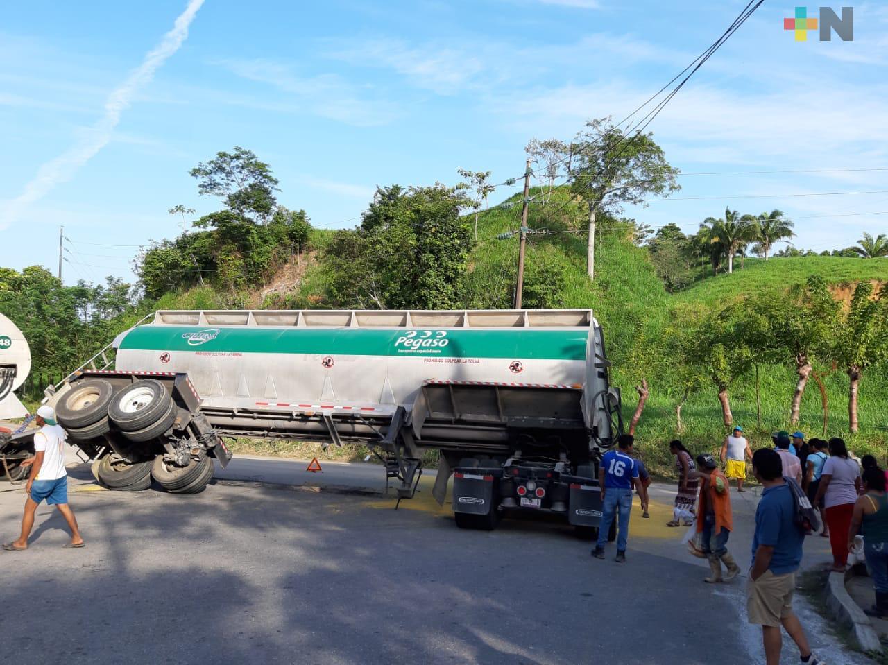 Pipa con maíz vuelca en la entrada de Moloacán; hubo rapiña