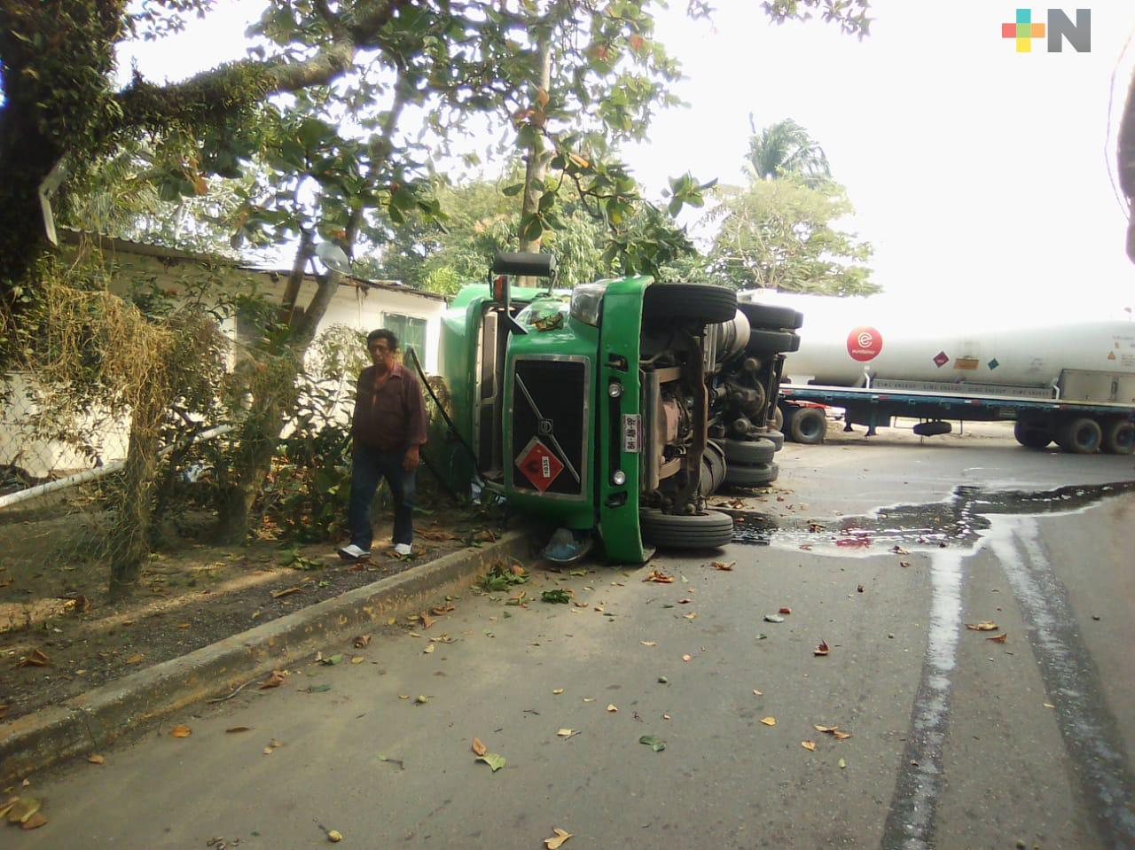 En Coatza, volcó pipa cargada de etanol