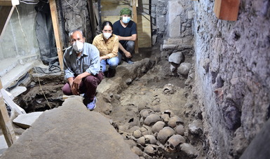 Arqueólogos localizan el costado este y la fachada externa de la torre de cráneos del Huei Tzompantli de Tenochtitlan