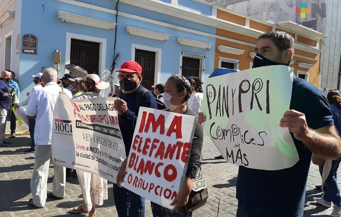 Inconformes se manifiestan contra grupo MAS en Xalapa por altas tarifas en el puerto