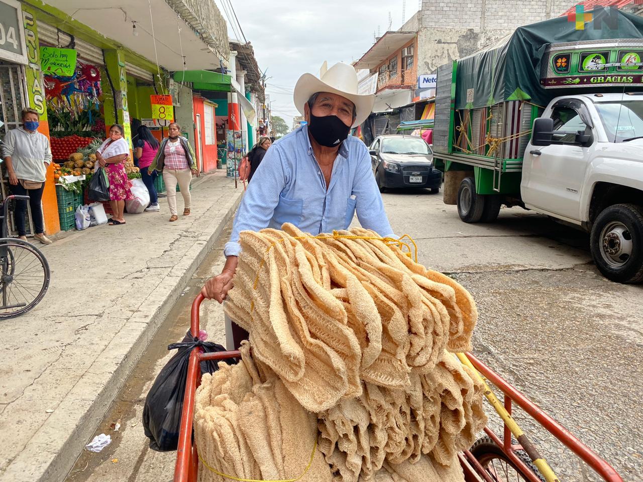Cubrebocas y gel antibacterial, parte de la prevención contra COVID-19