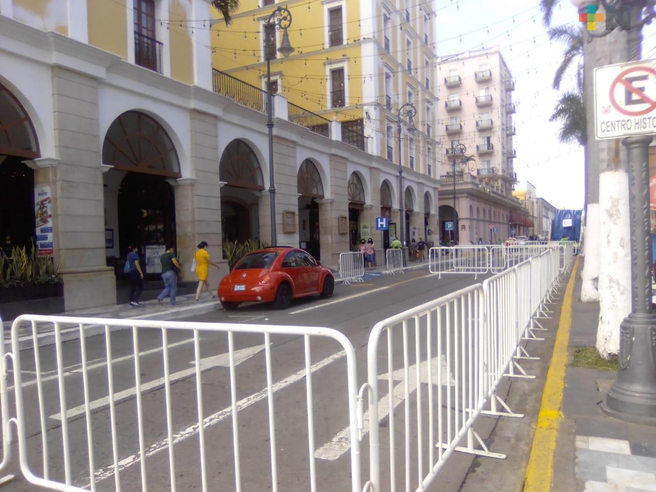 Instalan vallas en zona de Los Portales de Veracruz, para evitar aglomeraciones