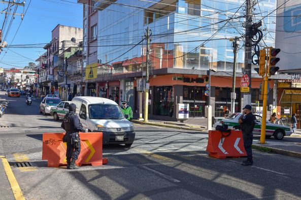 Cierran vialidad al centro de Xalapa para evitar movilidad