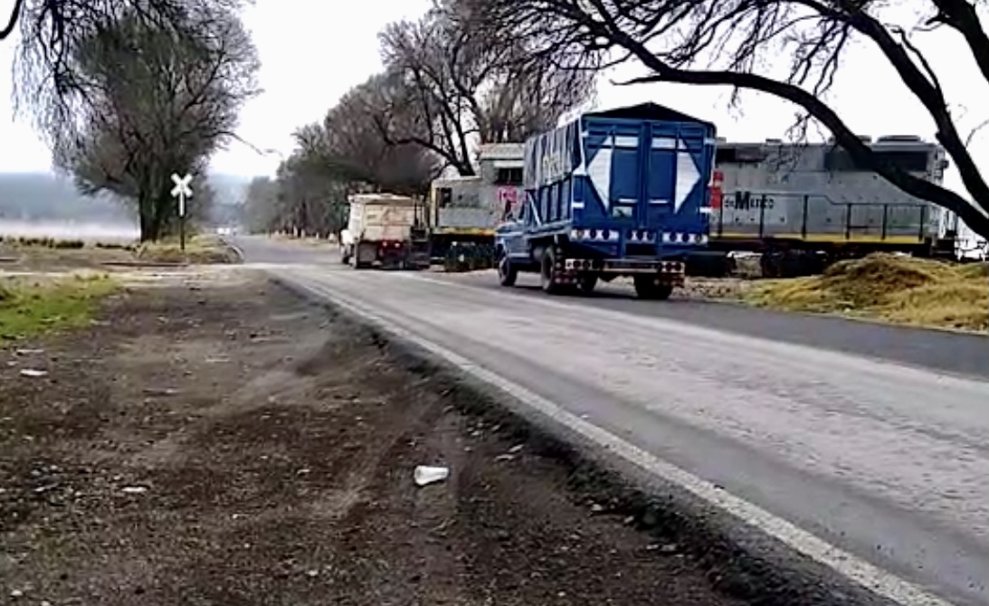 Tren arrolló a camión de volteo en Villa Aldama