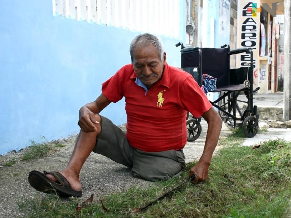 A pesar de su edad y discapacidad, Don Jorge chapea terrenos en Coatzacoalcos
