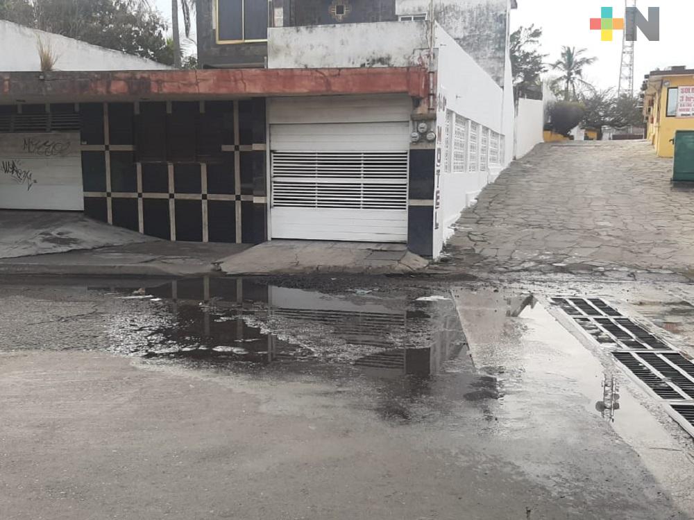 Baches y fugas de agua en colonias del municipio de Veracruz, riesgo para peatones y automovilistas
