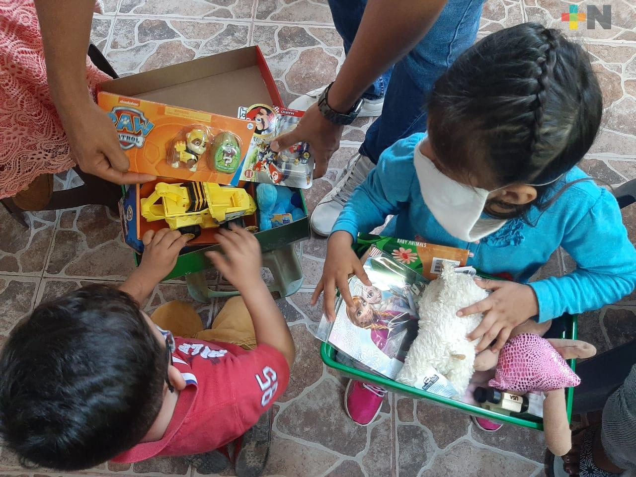 Cajitas de la Navidad hacen felices a niños y niñas