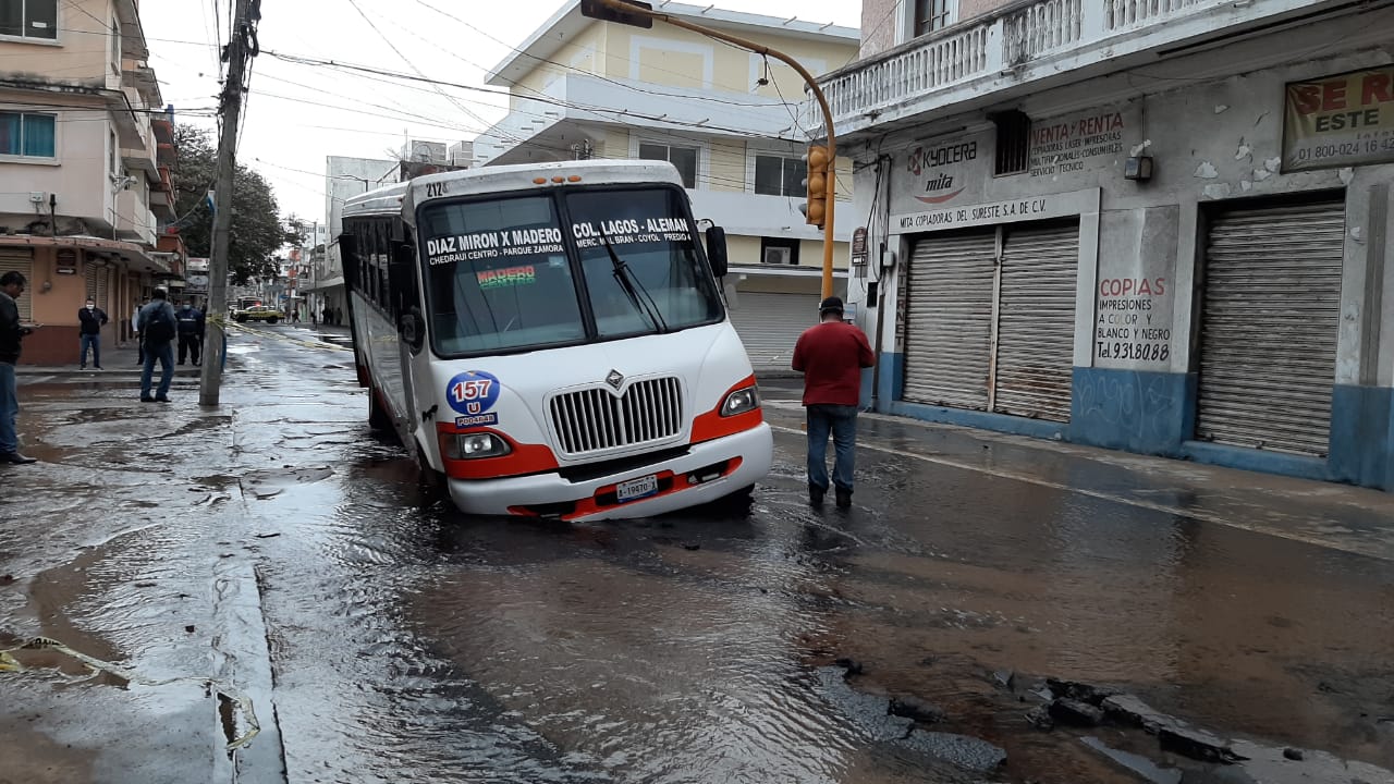 Camión urbano cayó en hundimiento de calle en céntrica avenida de Veracruz