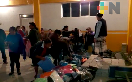 Comunidades de Zacualpan reciben ropa nueva, donada por la FGR delegación Xalapa