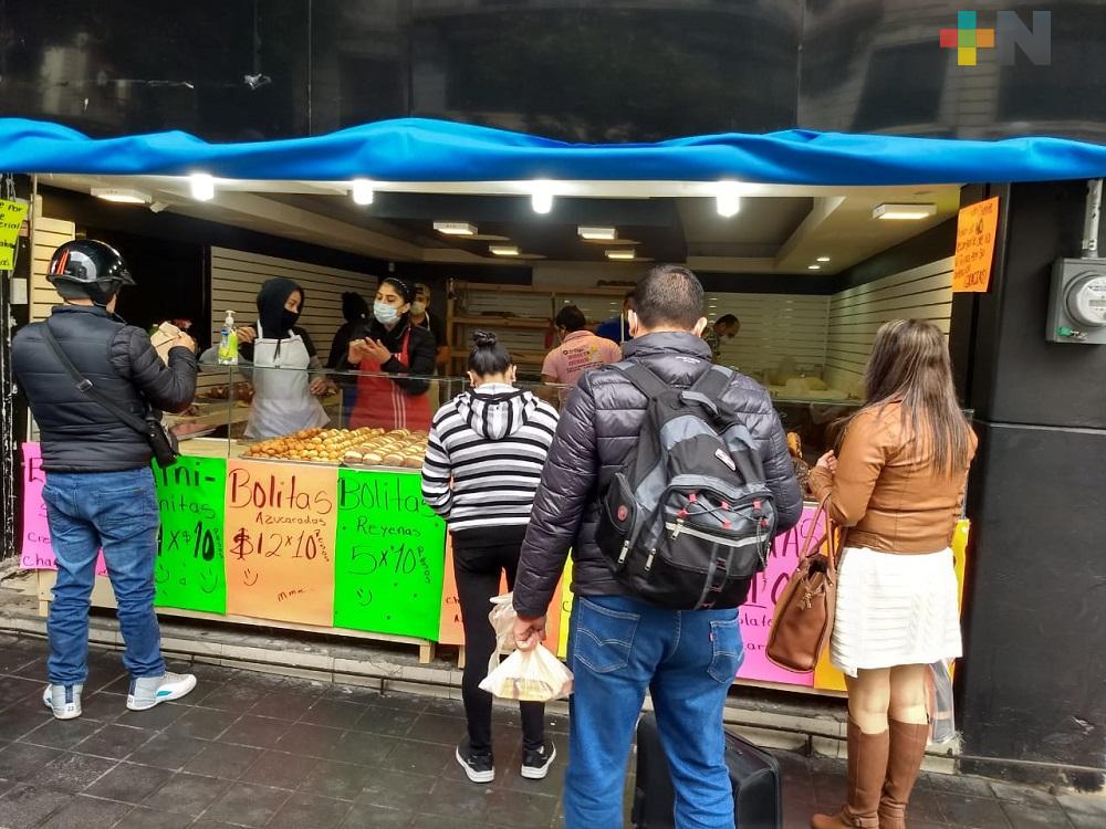 Ante contingencia sanitaria, emprendedores incursionan en Xalapa, como la familia familia Vega con su venta de donas