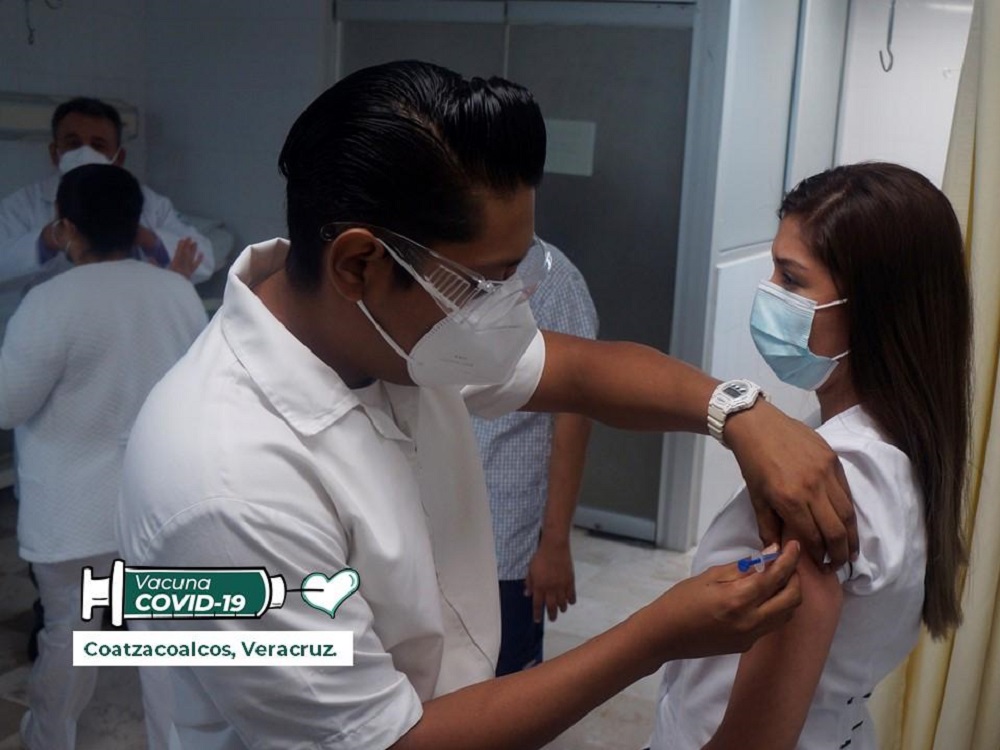 Continúan vacunando contra COVID-19 a personal de Salud en el sur de Veracruz