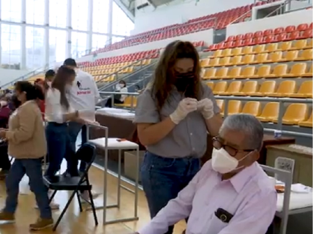 DIF Estatal entrega auxiliares auditivos a personas que más lo necesitan