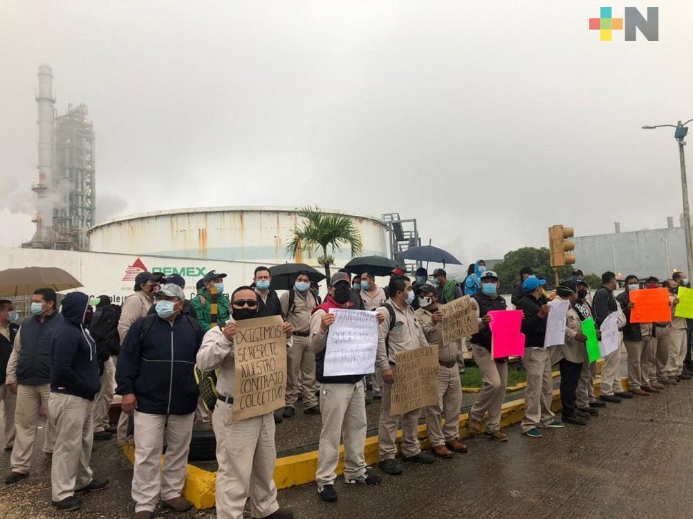 En Coatzacoalcos, trabajadores petroleros transitorios exigen respeto al contrato colectivo