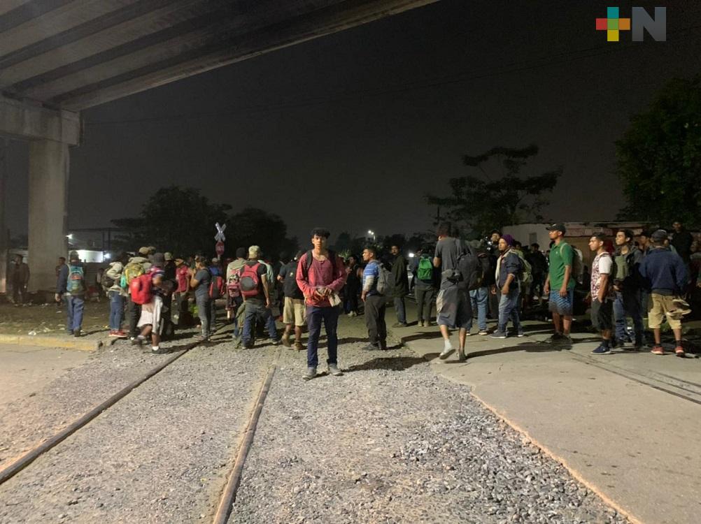 Sin respetar medidas sanitarias llegan cientos de migrantes a Coatzacoalcos