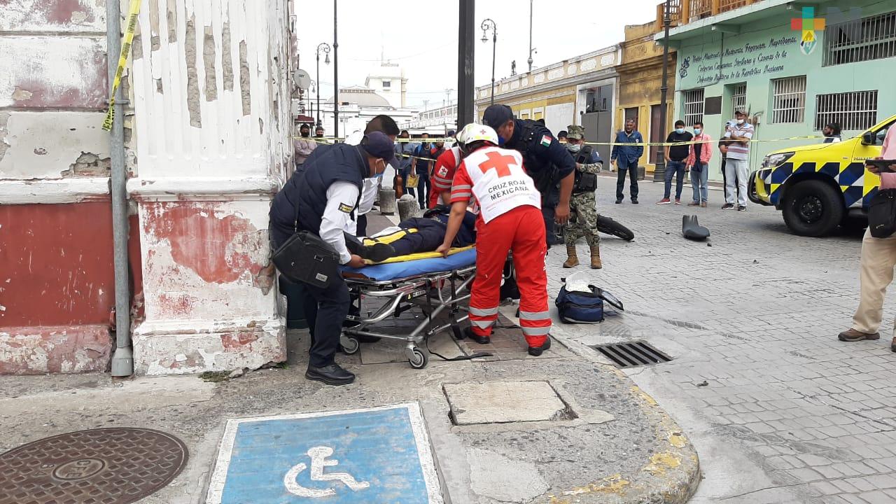 Camión urbano embiste a motociclista en Centro Histórico de Veracruz