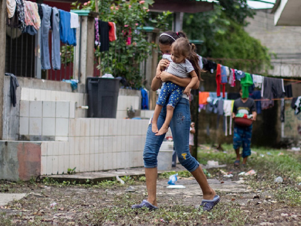Niños de caravana migrante regresan a Honduras heridos y traumatizados