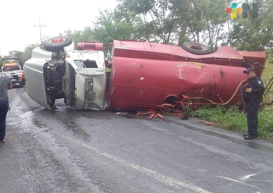 Vuelca pipa en carretera Las Choapas-Cuichapa y derrama diesel