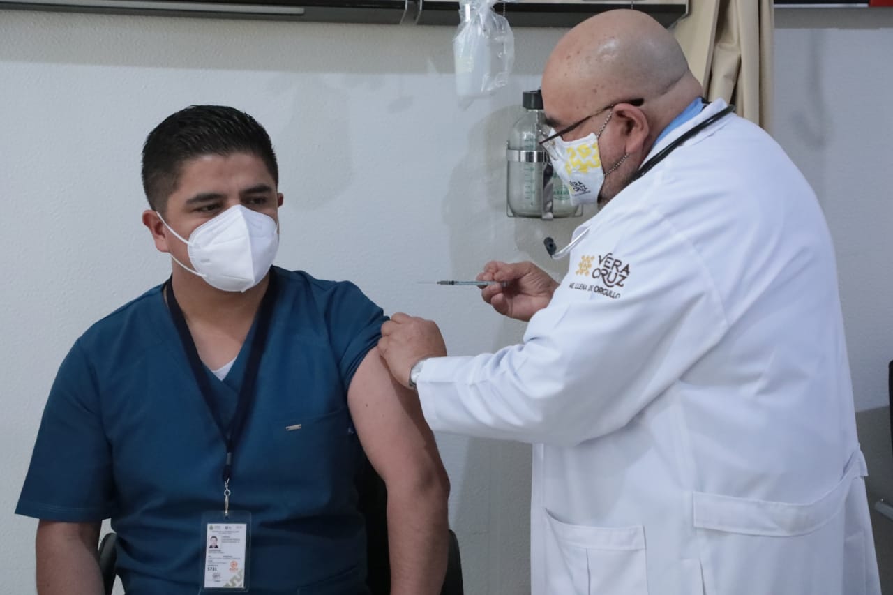 Aplicaron primera vacuna contra COVID-19 a personal de salud de Veracruz