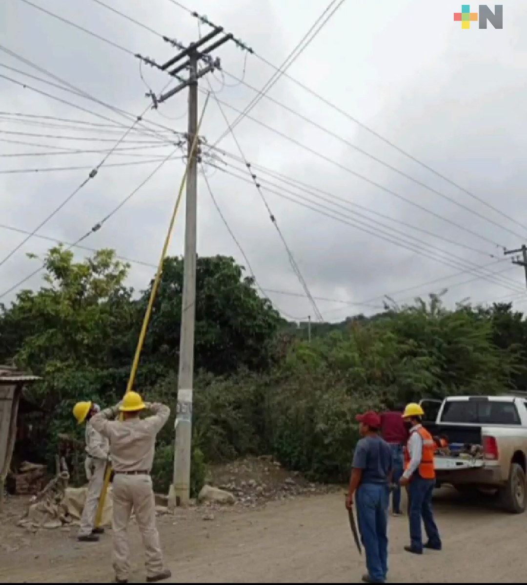 Dan mantenimiento a cableado de CFE en Ixhuatlán